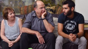 وزير الدفاع موشيه يعلون يزور عائلة لواء غولاني الرقيب. أورون شاؤول المفقود في قرية  بوريا  10 أغسطس  2014 Ariel Hermoni/Ministry of Defense/Flash90