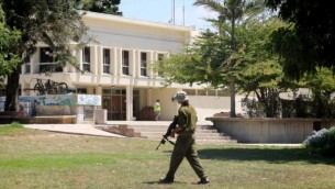 جندي إسرائيلي في كيبوتس ناحال عوز الخالي من السكان، جنوب إسرائيل، 10  أغسطس 2014  Edi Israel/Flash90