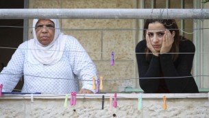 نساء فلسطينيات يطلن على البيوت التي دخلها المستوطنون 30 سبتمبر 2014 (فلاش 90/ سليمان خضر)