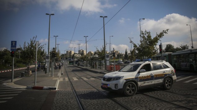 شرطة الامن في محطة القطار الخفيف في القدس، حيث قتل طفل وجرح العديد الليلة الماضية في هجوم ارهابي، الخميس 23 أكتوبر، 2014 Hadas Parush/Flash90 شرطة الامن في محطة القطار الخفيف في القدس، حيث قتل طفل وجرح العديد الليلة الماضية في هجوم ارهابي، الخميس 23 أكتوبر، 2014 Hadas Parush/Flash90
