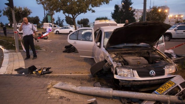 موقع الحادث حيث تحطمت سيارة داخل محطة السكك الحديدية للقطار الخفيف في القدس 22 أكتوبر، 2014 Yonatan Sindel/Flash90 موقع الحادث حيث تحطمت سيارة داخل محطة السكك الحديدية للقطار الخفيف في القدس 22 أكتوبر، 2014 Yonatan Sindel/Flash90