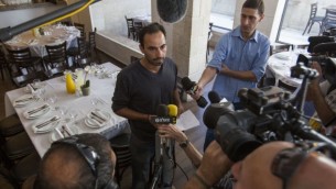 صاحب مطعم Terasa، في مركز مناحيم بيغن في القدس، يتحدث إلى الصحافة 30 أكتوبر عام 2014، بعد يوم من محاولة اغتيال زعيم حركة جبل الهيكل، يهودا غليك Noam Revkin Fenton/Flash90