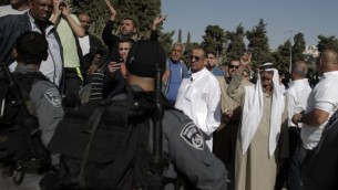 مجموعة من الرجال الفلسطينيين يتطاهرون امام قبة الصخرة في القدس 27 اكتوبر 2014  AFP/ AHMAD GHARABLI