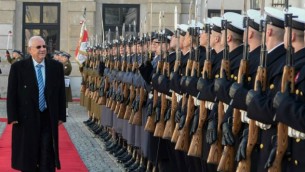 الرئيس رؤوفين ريفلين امام حرس الشرف في القصر الرئاسي في وارسو، بولندا  28 أكتوبر 2014، خلال حفل الترحيب (Mark Neyman/GPO)