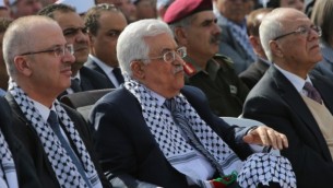 رئيس السلطة الفلسطينية محمود عباس خلال حفل بمناسبة الذكرى العاشرة لوفاة الزعيم الفلسطيني الراحل ياسر عرفات في مدينة رام الله بالضفة الغربية  11 نوفمبر، 2014  AFP PHOTO / ABBAS MOMANI