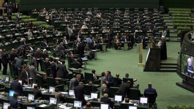 الرئيس الايراني حسن روحاني (R) يتحدث خلال جلسة البرلمان في طهران في 18 نوفمبر 2014  AFP PHOTO/ATTA KENARE