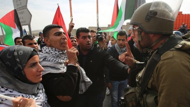 مواجهة بين متظاهرين فلسطينيين وجنود الإسرائيليين في قرية حزمة بالضفة الغربية  , شمال شرق القدس 14 نوفمبر  2014، في أعقاب دخول مستوطنين الى المسجد الأقصى AFP PHOTO / ABBAS MOMANI
