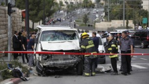 الشرطة الاسرائيلية في موقع الهجوم،  رجل عربي من حي شعفاط بالقدس الشرقية قاد سيارته باتجاه حشد من الناس ينتظرون عند محطة القطار الخفيف في القدس، 05 نوفمبر 2014 Yonatan Sindel/FLASH90