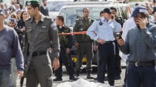 الشرطة الاسرائيلية في موقع الهجوم،  رجل عربي من حي شعفاط بالقدس الشرقية قاد سيارته باتجاه حشد من الناس ينتظرون عند محطة القطار الخفيف في القدس، 05 نوفمبر 2014 Yonatan Sindel/FLASH90