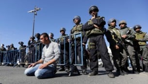 شاب فلسطيني يصلي في حي باب العامود قبل ازالة قيون سن الصلاة في الاقصى  7 نوفمبر 2014  Sliman Khader/Flash90