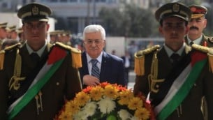 رئيس السلطة الفلسطينية محمود عباس يزور قبر سابقه ياسر عرفات خلال حفل بمناسبة الذكرى العاشرة لوفاة عرفات، 11 نوفمبر 2014، في مدينة رام الله بالضفة الغربية Issam Rimawi /POOL/ Flash90