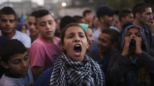 طفلة مقدسية تتظاهر في العيساوية ضد حواجز الاسمنت التي وضعها الجيش في مداخل الحي ليغلقها 12 نوفمبر 2014   (هاداس باروش/ فلاش 90)