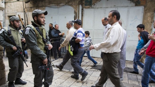 فلسطينيون في طريقهم إلى المسجد الأقصى في مجمع الحرم القدسي الشريف لأداء صلاة الجمعة، والشرطة الاسرائيلية تراقب الاوضاع 14 نوفمبر 2014 (Yonatan Sindel/Flash90) فلسطينيون في طريقهم إلى المسجد الأقصى في مجمع الحرم القدسي الشريف لأداء صلاة الجمعة، والشرطة الاسرائيلية تراقب الاوضاع 14 نوفمبر 2014 (Yonatan Sindel/Flash90)