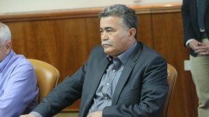 الوزير لشؤون الحفاظ على البيئة عمير بيريتس خلال الجتماع الاسبوعي يوم الاحد 9 نوفمبر 2014 , حيث اعلن استقالته بعد انتهاء الجلسة Alex Kolomoisky/POOL