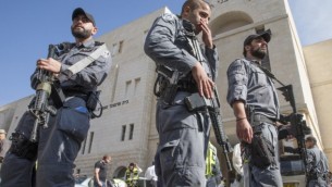 الشرطة الاسرائيلية خارج الكنيس في هار نوف، القدس بعد الهجوم الارهابي هناك 18 نوفمبر 2014  (جاك كيوز/ اف ب)