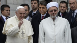 البابا فرانسيس (L)  مع المفتي رحمي  يران عند وصولهما المسجد الأزرق في اسطنبول 29 نوفمبر 2014 كجزء من زيارته التي تستمر يومين في تركيا  AFP/BULENT KILIC