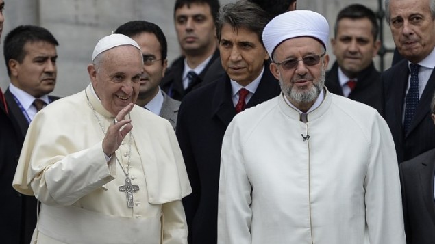 البابا فرانسيس (L) مع المفتي رحمي يران عند وصولهما المسجد الأزرق في اسطنبول 29 نوفمبر 2014 كجزء من زيارته التي تستمر يومين في تركيا AFP/BULENT KILIC البابا فرانسيس (L) مع المفتي رحمي يران عند وصولهما المسجد الأزرق في اسطنبول 29 نوفمبر 2014 كجزء من زيارته التي تستمر يومين في تركيا AFP/BULENT KILIC
