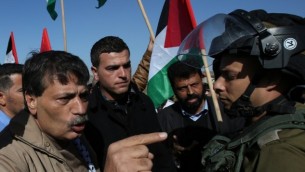 المسؤول الفلسطيني زياد أبو عين  يجادل  جنود اسرائيليين خلال مظاهرة في الضفة الغربية قبل موته يوم الأربعاء 10 ديسمبر، 2014  AFP/ABBAS MOMANI