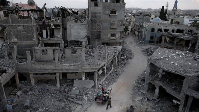 فلسطينيون يلوذون بالفرارعلى الحصان والعربة من حي دمر كليا في مدينة بيت حنون شمال قطاع غزة ، 18 أغسطس، 2014. ( AFP PHOTO / THOMAS COEX) فلسطينيون يلوذون بالفرارعلى الحصان والعربة من حي دمر كليا في مدينة بيت حنون شمال قطاع غزة ، 18 أغسطس، 2014. ( AFP PHOTO / THOMAS COEX)