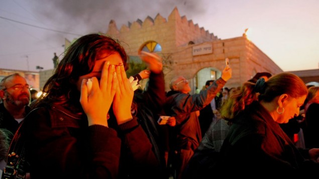 مصلون يصلون خلال زيارة قبر الحاخام بابا سالي، في نتيفوت، 22 يناير 2007 Almog Sugavker/Flash90 مصلون يصلون خلال زيارة قبر الحاخام بابا سالي، في نتيفوت، 22 يناير 2007 Almog Sugavker/Flash90