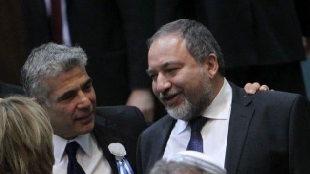 يائير لبيد ينظر مع وزير الخارجية السابق أفيغدور ليبرمان خلال الجلسة الافتتاحية للبرلمان إسرائيل ال19، الذي عقد في الكنيست 5 فبراير، 2013. Miriam Alster/Flash90 يائير لبيد ينظر مع وزير الخارجية السابق أفيغدور ليبرمان خلال الجلسة الافتتاحية للبرلمان إسرائيل ال19، الذي عقد في الكنيست 5 فبراير، 2013. Miriam Alster/Flash90