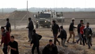 صورة توضيحية - فلسطينيون ينسحبون من امام السياج الحدودي بين اسرائيل وجنوب قطاع غزة مع اقتراب دورية للجيش الإسرائيلي في عام 2012. Abed Rahim Khatib/Flash90/File