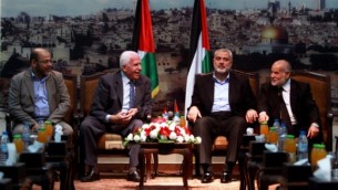 التقى في 22 أبريل 2014 قادة حماس وفتح في غزة لاجراء محادثات بشأن المصالحة الفلسطينية. تم توقيع اتفاقية في اليوم التالي. في الصورة من اليسار إلى اليمين: موسى أبو مرزوق القيادي في حركة حماس، مسؤول حركة فتح عزام الأحمد، رئيس حكومة حماس إسماعيل هنية Abed Rahim Khatib/Flash90