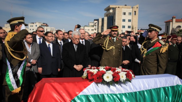 رئيس السلطة الفلسطينية محمود عباس يقف امام نعش زياد أبو عين خلال جنازته في مدينة رام الله بالضفة الغربية، 11 ديسمبر، 2014 STR/Flash90 رئيس السلطة الفلسطينية محمود عباس يقف امام نعش زياد أبو عين خلال جنازته في مدينة رام الله بالضفة الغربية، 11 ديسمبر، 2014 STR/Flash90