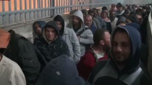 عمال فلسطينيون ينتظرون دورهم عند حاجز 300 بجانب بيت لحم (صورة شاشة من القناة الثانية)