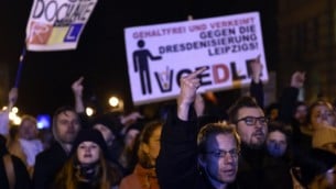 مظاهرة اجتحاحا على تجمع حركة  LEGIDA ، التي تعتبر التقليد المحلي للحركة اليمينية  في درسدن PEGIDA (الأوروبيين الوطنيين ضد أسلمة الغرب)، ألمانيا الشرقية  12 يناير كانون الثاني  2015. AFP PHOTO / ODD ANDERSEN