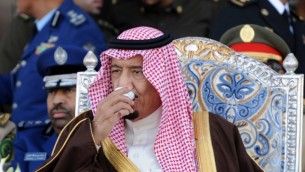 1 يناير 2013، ولي العهد السعودي الأمير، والآن الملك، سلمان بن عبدالعزيز يحضر حفل تخريج الدفعة 83 من اكاديمية الملك فيصل الجوية  في مطار الرياض العسكري في الرياض AFP/FAYEZ NURELDINE