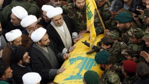 جنازة القائد العسكري لحزب الله محمد عيسى  واحد من مقاتلي حزب الله الستة الذين قتلوا في غارة اسرائيلية قرب القنيطرة في مرتفعات الجولان، عقد تشيين الجثمان في قرية بجنوب لبنان  20 يناير  2015.AFP PHOTO/MAHMOUD ZAYYAT