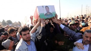 جنازة قائد الحرس الثوري الايراني محمد علي الله الدادي الذي  قتل في غارة جوية اسرائيلية خلال  نهاية الأسبوع على سوريا. شييع جثمانه في طهران 21 يناير 2015 AFP PHOTO / ATTA KENARE