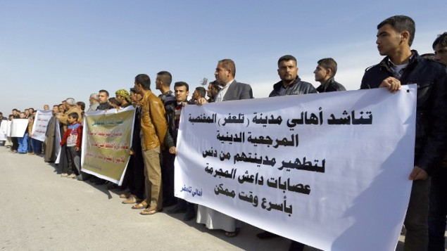 نازحون عراقيون من الموصل ومدينة تلعفر يحتجون في مدينة النجف بجنوب العراق 25 يناير 2015 ضد ظروفهم المعيشية، وطالبوا كبير رجال الدين الشيعة في العراق آية الله العظمى علي السيستاني للضغط على الحكومة المركزية لتحرير مناطقهم من الدولة الإسلامية (IS) AFP PHOTO / HAIDAR HAMDANI نازحون عراقيون من الموصل ومدينة تلعفر يحتجون في مدينة النجف بجنوب العراق 25 يناير 2015 ضد ظروفهم المعيشية، وطالبوا كبير رجال الدين الشيعة في العراق آية الله العظمى علي السيستاني للضغط على الحكومة المركزية لتحرير مناطقهم من الدولة الإسلامية (IS) AFP PHOTO / HAIDAR HAMDANI