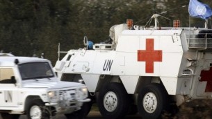 جنود اسبانيون من قوات اليونيفيل في لبنان يقودون سيارة اسعاف مدرعة بعد التقاط جثمان الجندي الاسباني، 28 يناير 2015 (MAHMOUD ZAYYAT / AFP)