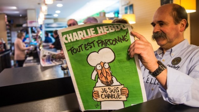 رجل يتصفح العدد الاخير من شارلي ايبدو 14 يناير 2015 AFP/PHILIPPE HUGUEN