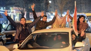 اكراد يحتفلون في ديار بكر في تركيا بالانباء عن طرد المقاتلين الأكراد لداعش من بلدة كوباني، 26 يناير 2015 (ILYAS AKENGIN / AFP)