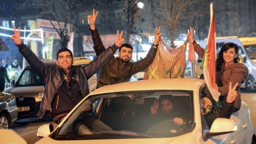 اكراد يحتفلون في ديار بكر في تركيا بالانباء عن طرد المقاتلين الأكراد لداعش من بلدة كوباني، 26 يناير 2015 (ILYAS AKENGIN / AFP) اكراد يحتفلون في ديار بكر في تركيا بالانباء عن طرد المقاتلين الأكراد لداعش من بلدة كوباني، 26 يناير 2015 (ILYAS AKENGIN / AFP)