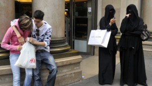 صورة توضيحية، نساء محجبات في باريس Serge Attal/Flash 90