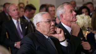 وزير الخارجية السابق كولن باول (C) مع رئيس أركان الجيش الإسرائيلي المنتهية ولايته بيني جانتز، في السفارة الإسرائيلية في واشنطن، 7 يناير 2015  Foreign Ministry
