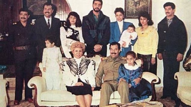 رغد، في سترة زرقاء، تحمل طفلها في هذه الصورة مع عائلة صدام حسين في سنوات 1980 Wikimedia Commons