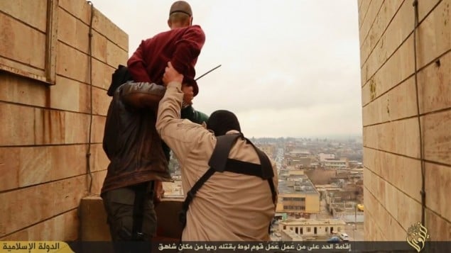 الدولة الاسلامية داعش تنفذ حكم الاعدام بالرمي من مرتفع ضد رجل اتهم بالمثلية الجنسية (فيسبوك)