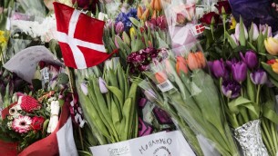 ازهار توضع من اجل الضحايا خارج المركز الثقافي في كوبنهاغن، 15 فبراير 2015 (CLAUS BJORN LARSEN / AFP)