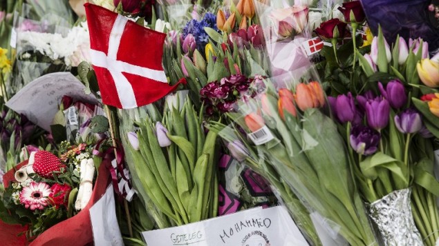 ازهار توضع من اجل الضحايا خارج المركز الثقافي في كوبنهاغن، 15 فبراير 2015 (CLAUS BJORN LARSEN / AFP)