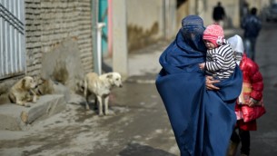 توضيحية: امرأة افغانية في مدينة كابول، 18 فبراير، 2015. (WAKIL KOHSAR / AFP)