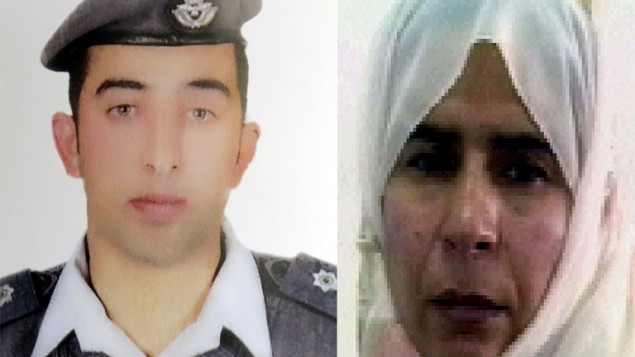 صورة للطيار الاردني معاذ الكساسبة، الذي اختطفه الدولة الاسلامية في 24 ديسمبر 2014 في سوريا، بجانب صورة ساجدة الريشاوي، مجاهدة محكوم عليها بالإعدام منذ عام 2006 (HO / AFP)