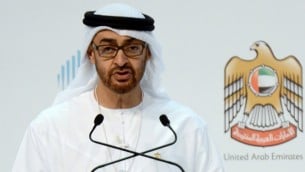 الشيخ محمد بن زايد ال نهيان، ولي عهد ابو ظبي وقائد القوات المسلحة للإمارات العربية المتحدة بخطاب القاه خلال مؤتمر حكومي في دبي، 9 فبراير 2015 (MARWAN NAAMANI / AFP)