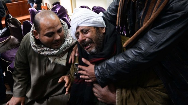 أقرباء الأقباط المصريين الذين قتلوا على يد الدولة الإسلامية بعد سماع الأنباء، 16 فبراير 2015 (MOHAMED EL-SHAHED / AFP)
