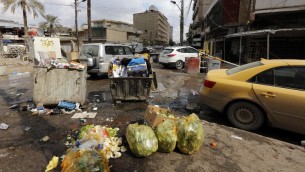 القمامة المتجمة على الرصيف في بغداد، 21 فبراير 2015 (SABAH ARAR / AFP)