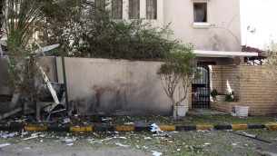 مقر اقامة السفير الايراني بطرابلس بعد االتفجير في 22 فبراير 2015 (STR / AFP)
